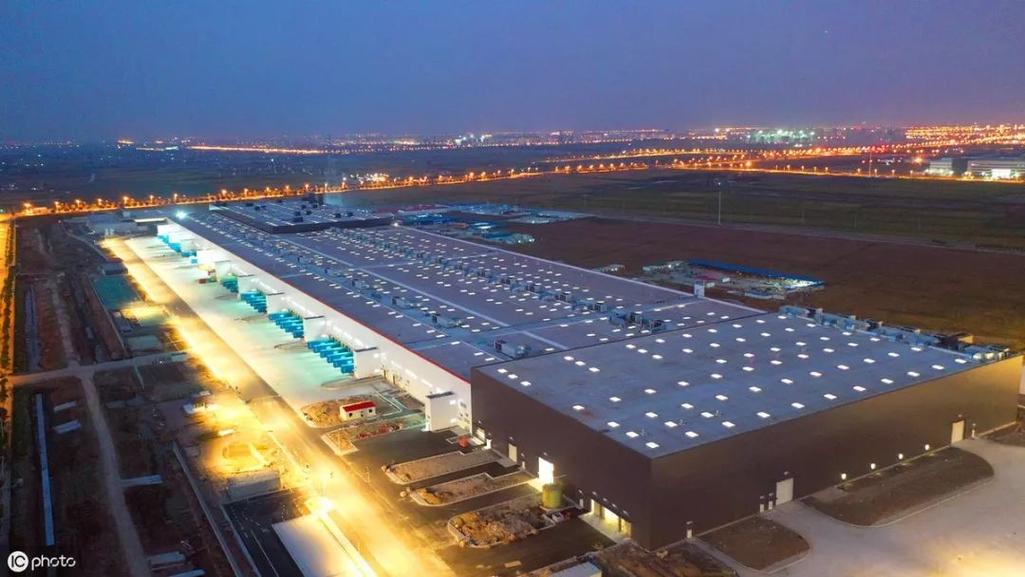 宛若陆地航母特斯拉上海超级工厂夜景图